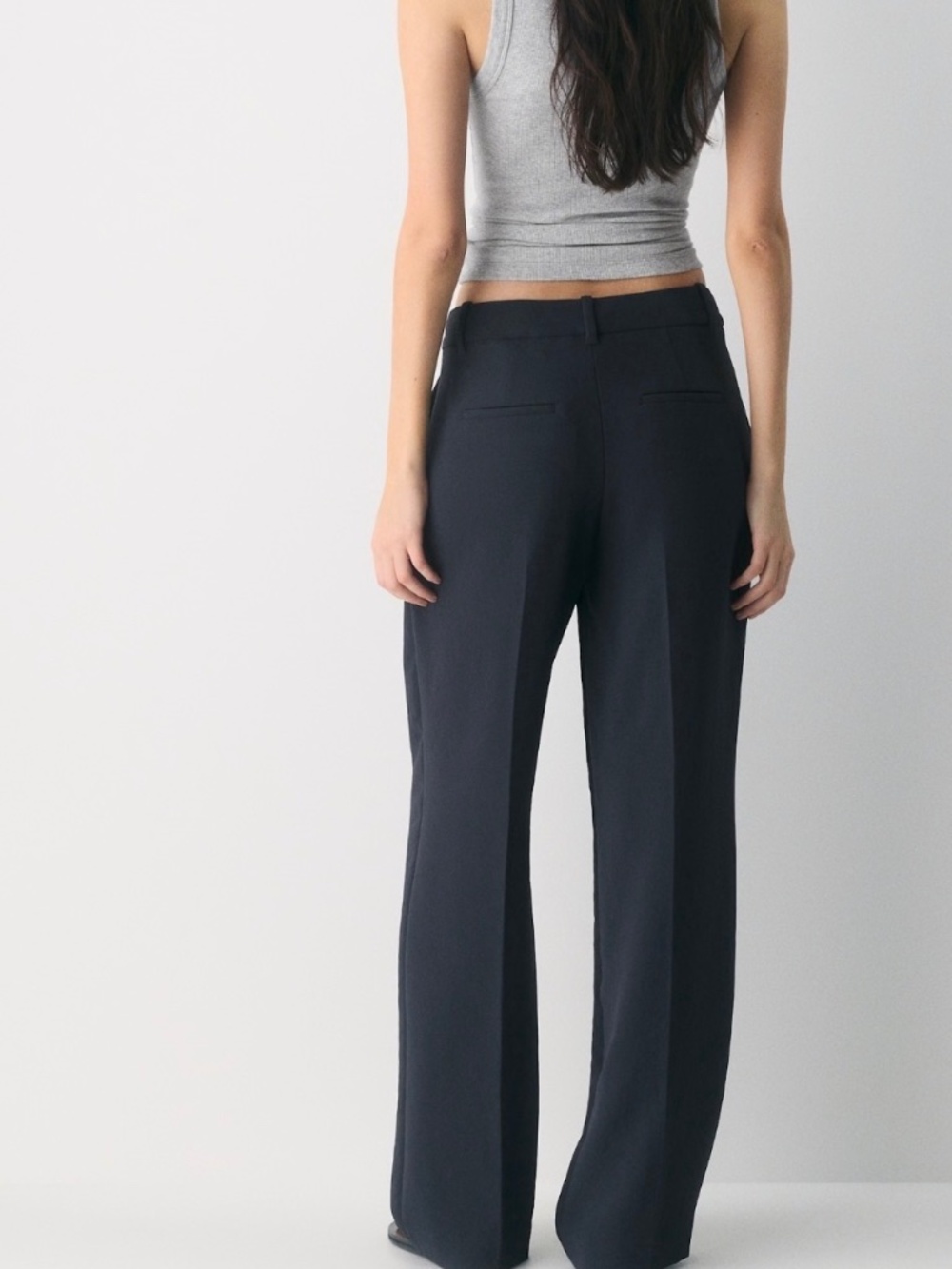 Aritzia - The Effortless Pants Lo-Rise Short Length - Picture 3 of 7